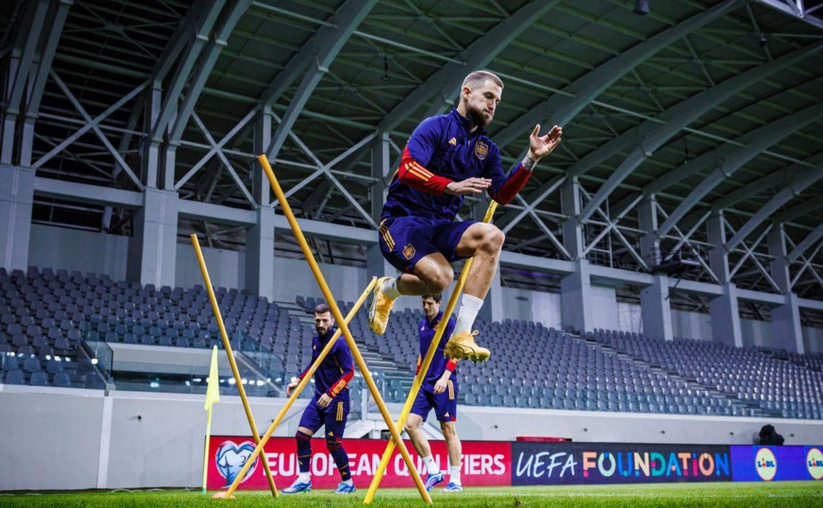 La selección española se ejercitó ayer en el Limassol Stadium chipriota, donde juega hoy.
