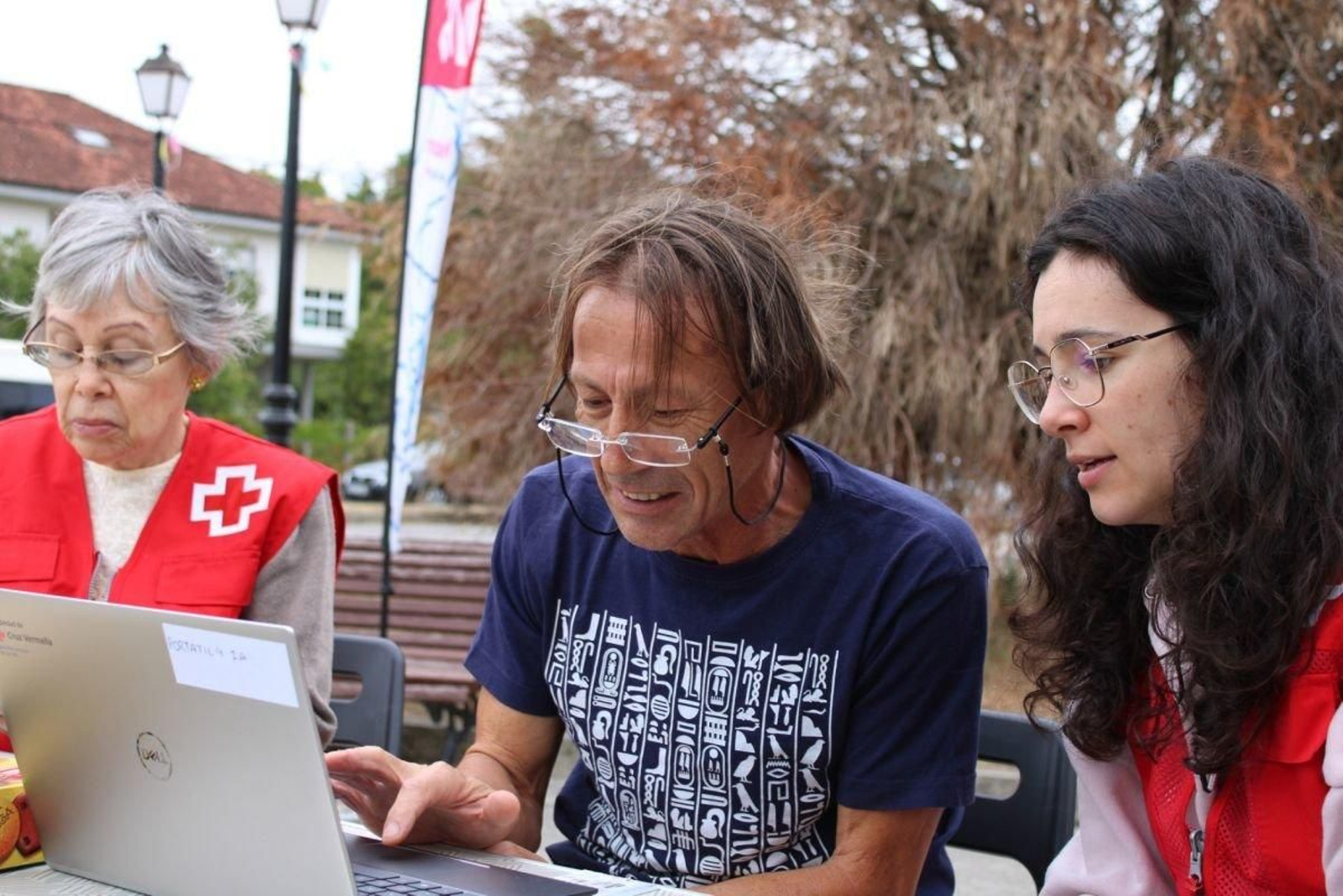 Erika Rodríguez enseñando a Luis María Rodíguez.