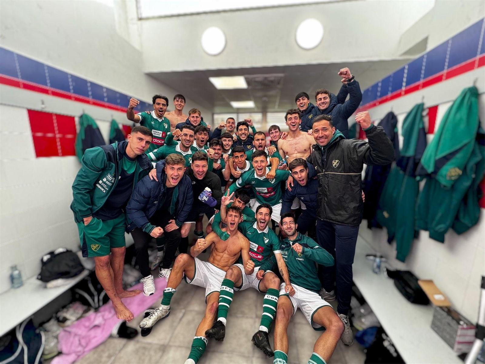 Los jugadores del Coruxo celebran la victoria conseguida ayer en el campo del Bergantiños, que rompió la mala racha de los vigueses.