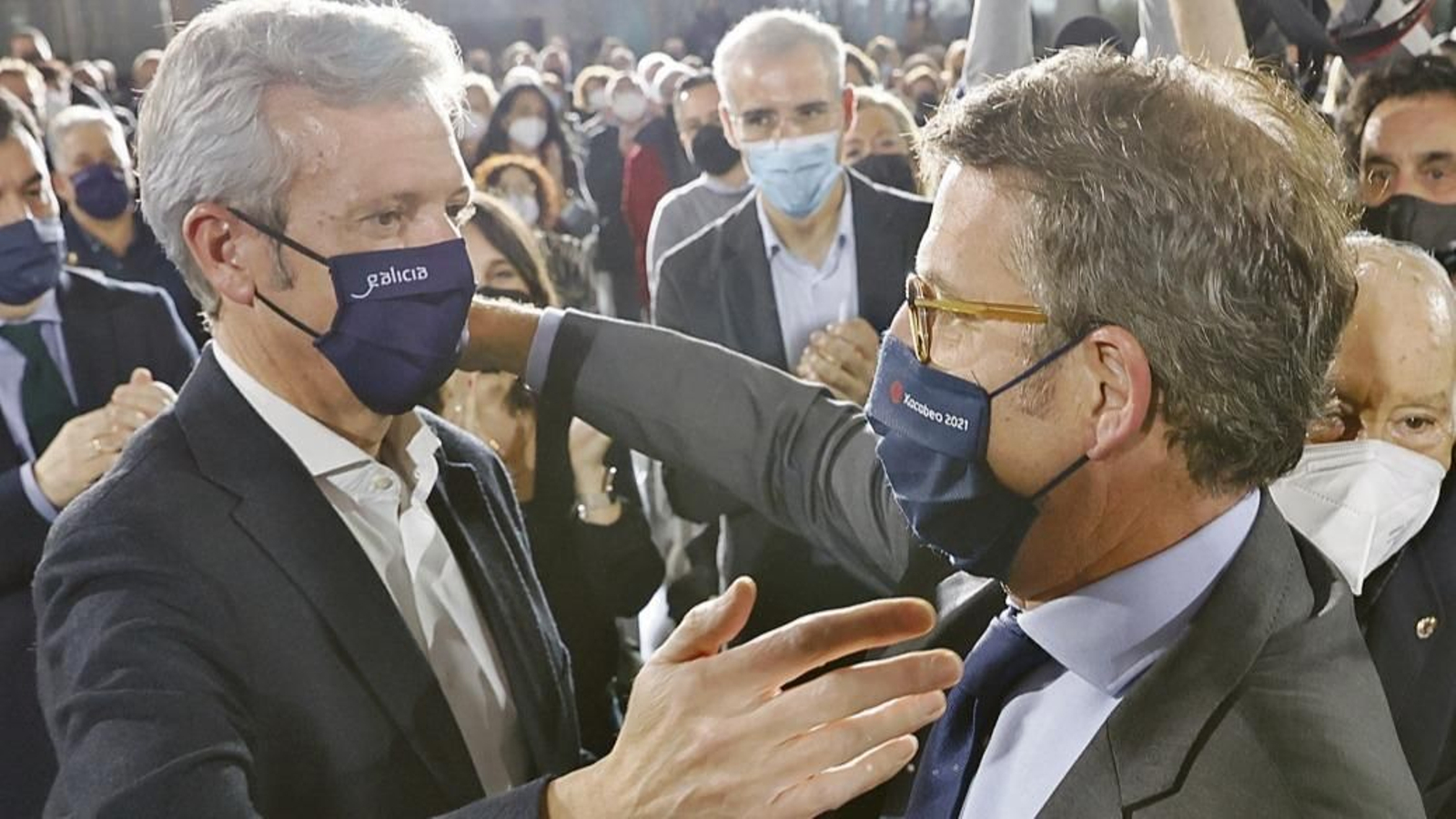 Rueda felicita a Feijóo, en presencia de Conde.