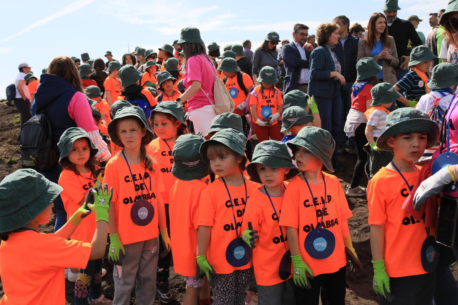 Galería | Numerosos niños reforestan A Caridade tras los incendios del pasado agosto
