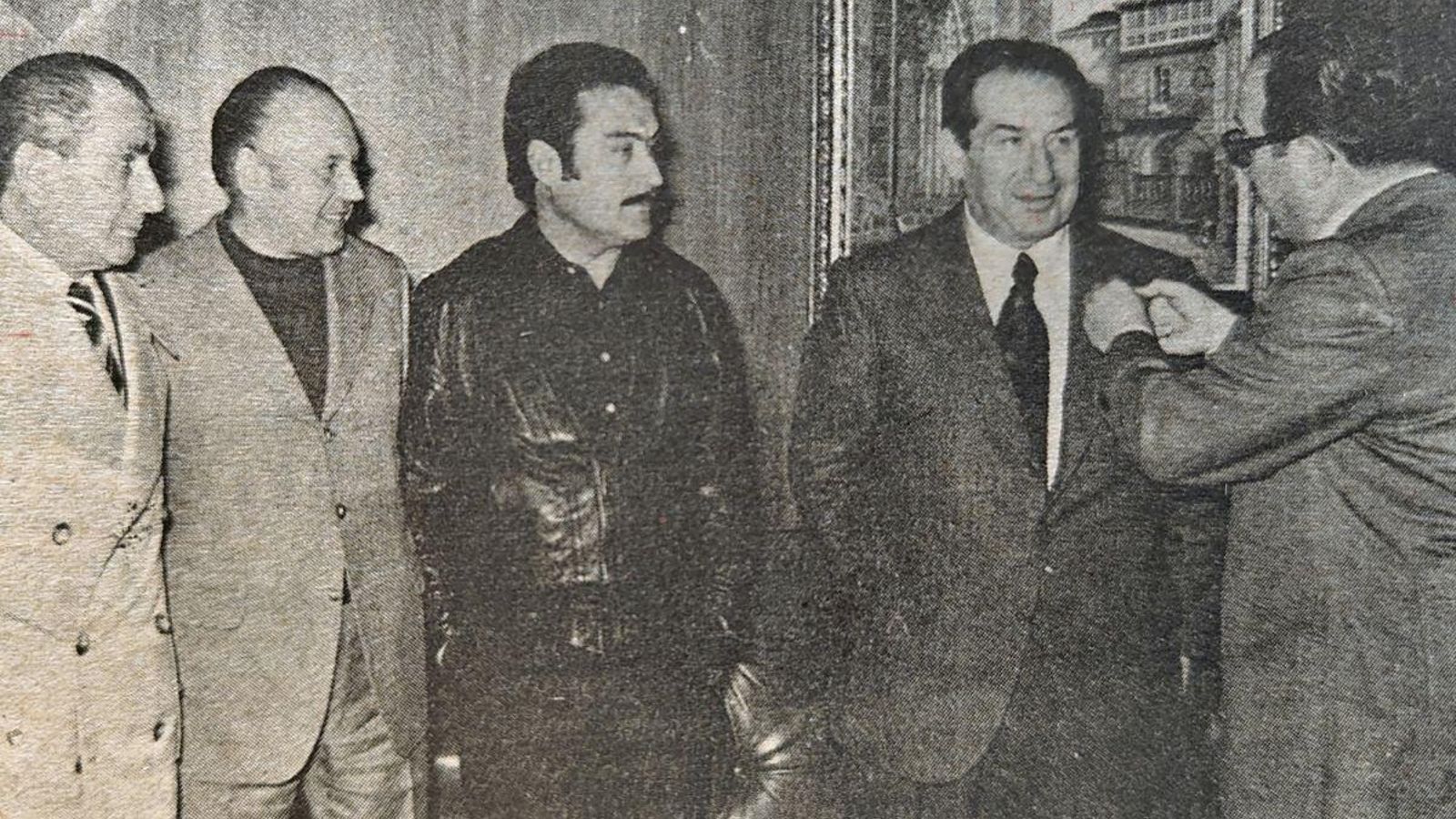 Eulogio Gómez Franqueira recibe la insignia de oro del Orfeón de manos de Manuel Rego Nieto.