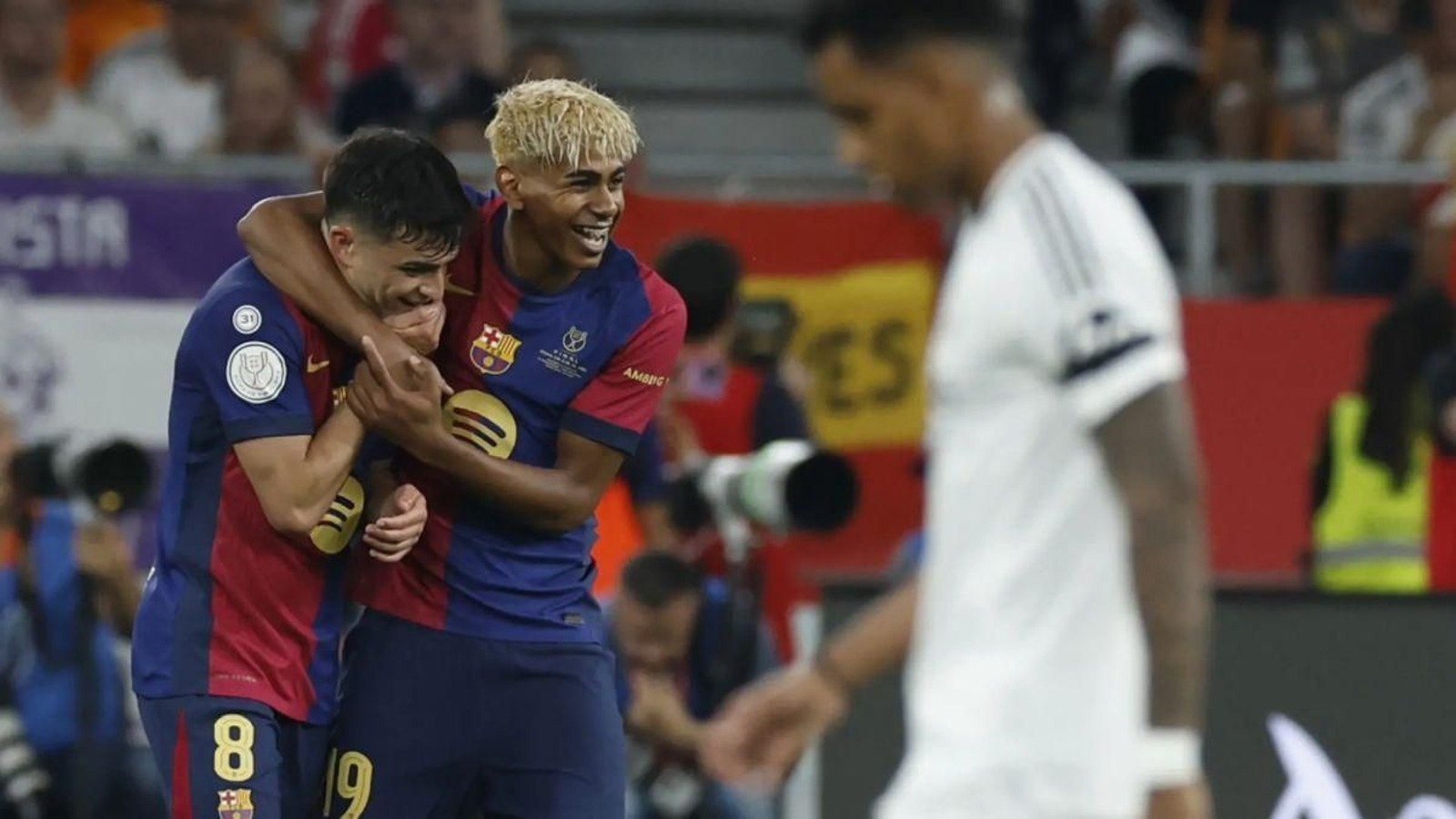 Los barcelonistas Pedri y Yamal celebran un gol ante un decaído Rodrygo en la final.