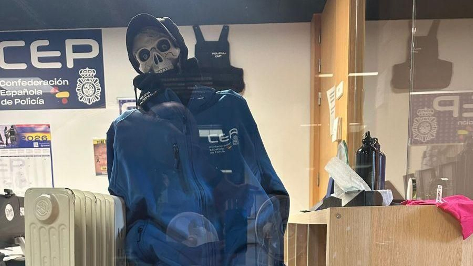 Un esqueleto, abrigado, en la sede de la CEP en la comisaría de Vigo.