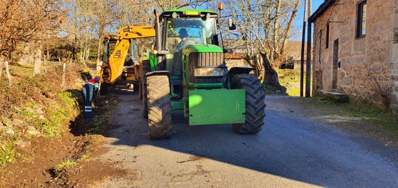 Maquinaria en uno de los viales en obras de Caldelas.