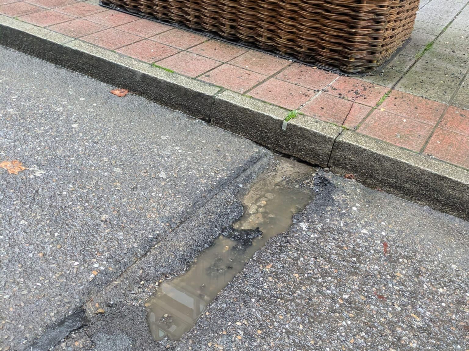 Un surco pronunciado en la calle Curros Enríquez