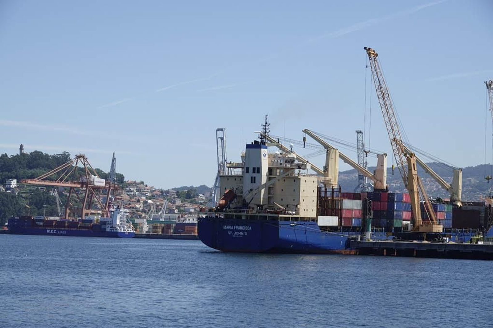Dos buques operando ayer en los muelles Transversal y de Guixar, a plena ocupación.