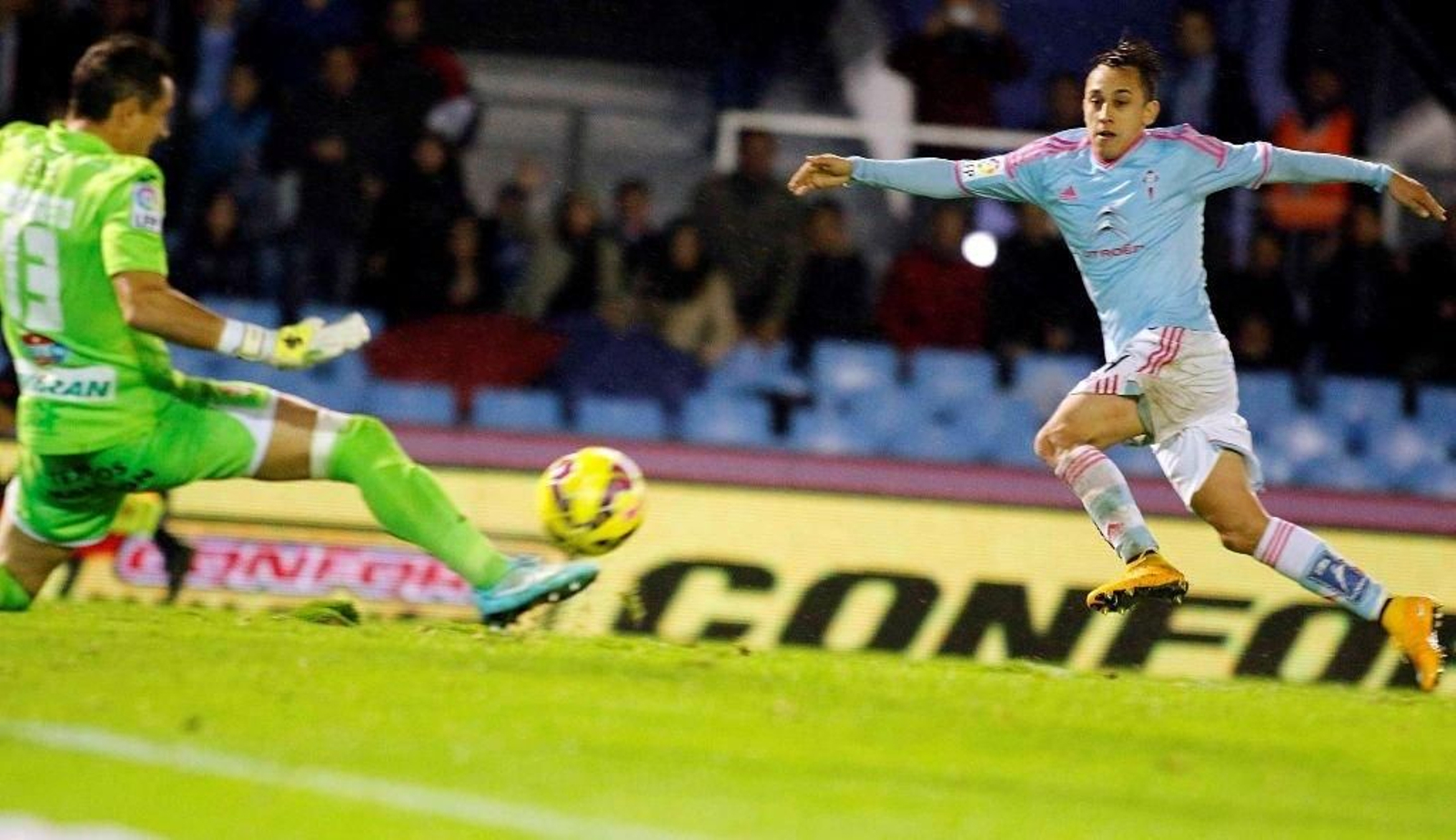 El ex céltico Roberto fue determinante al detener el balón de Orellana en la recta final del choque.