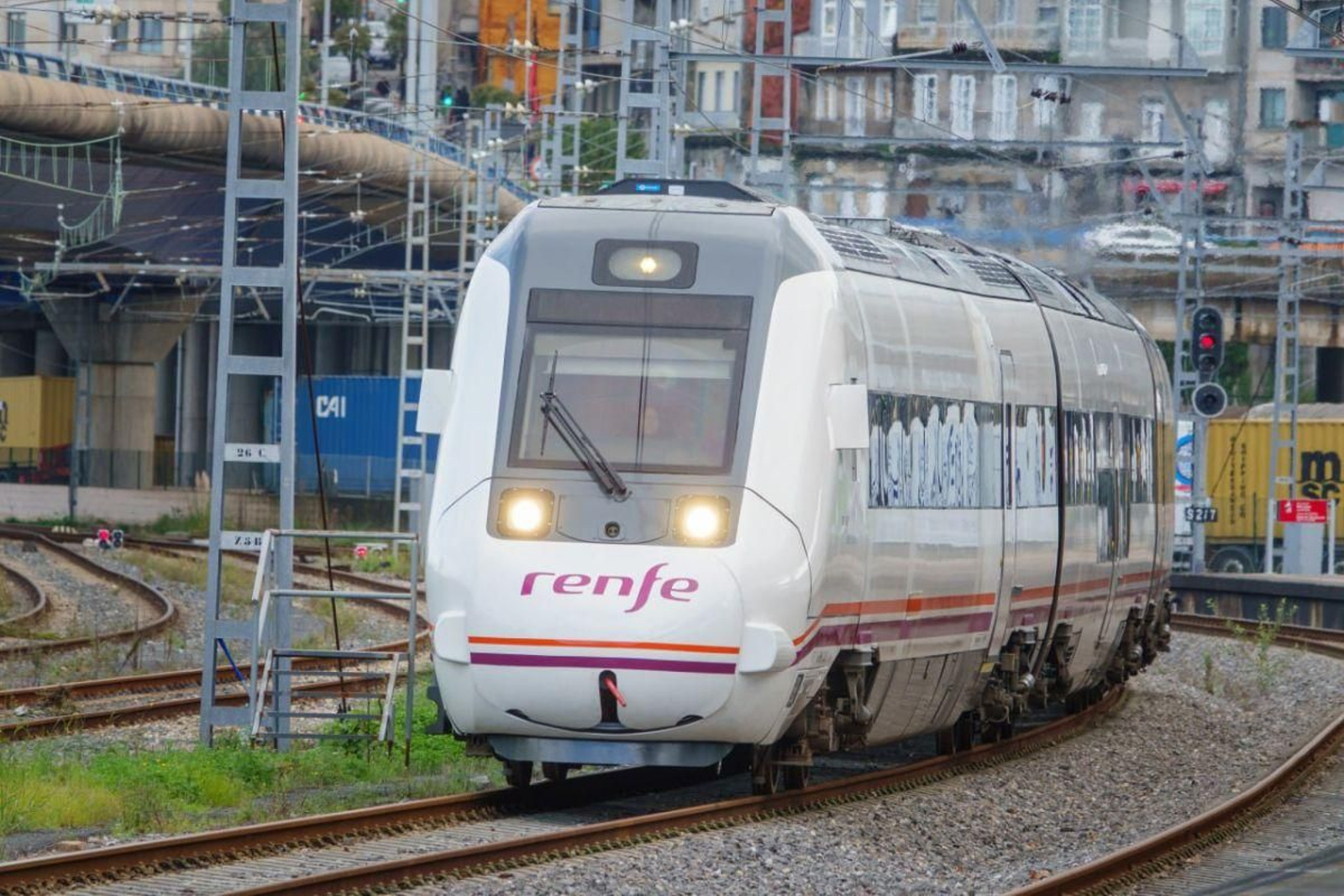 Un tren Regional entra a la estación de Vigo-Guixar
