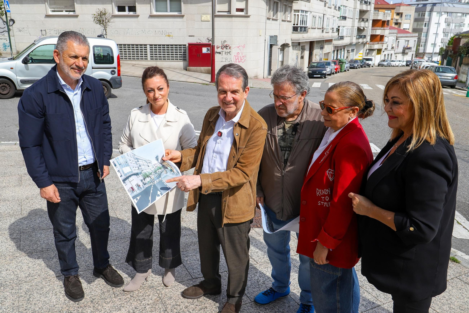 Abel Caballero visitó ayer la calle Doutor Carracido con varios de sus concejales.