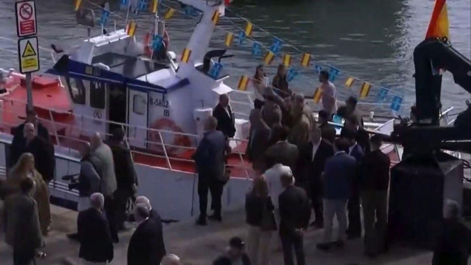Momento de la aparatosa caída de la reina Letizia.