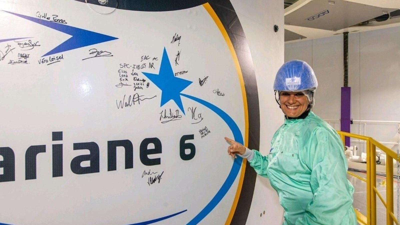 Yanina Hallak, cofundadora de la empresa,  estampó su firma en el carenado del cohete.