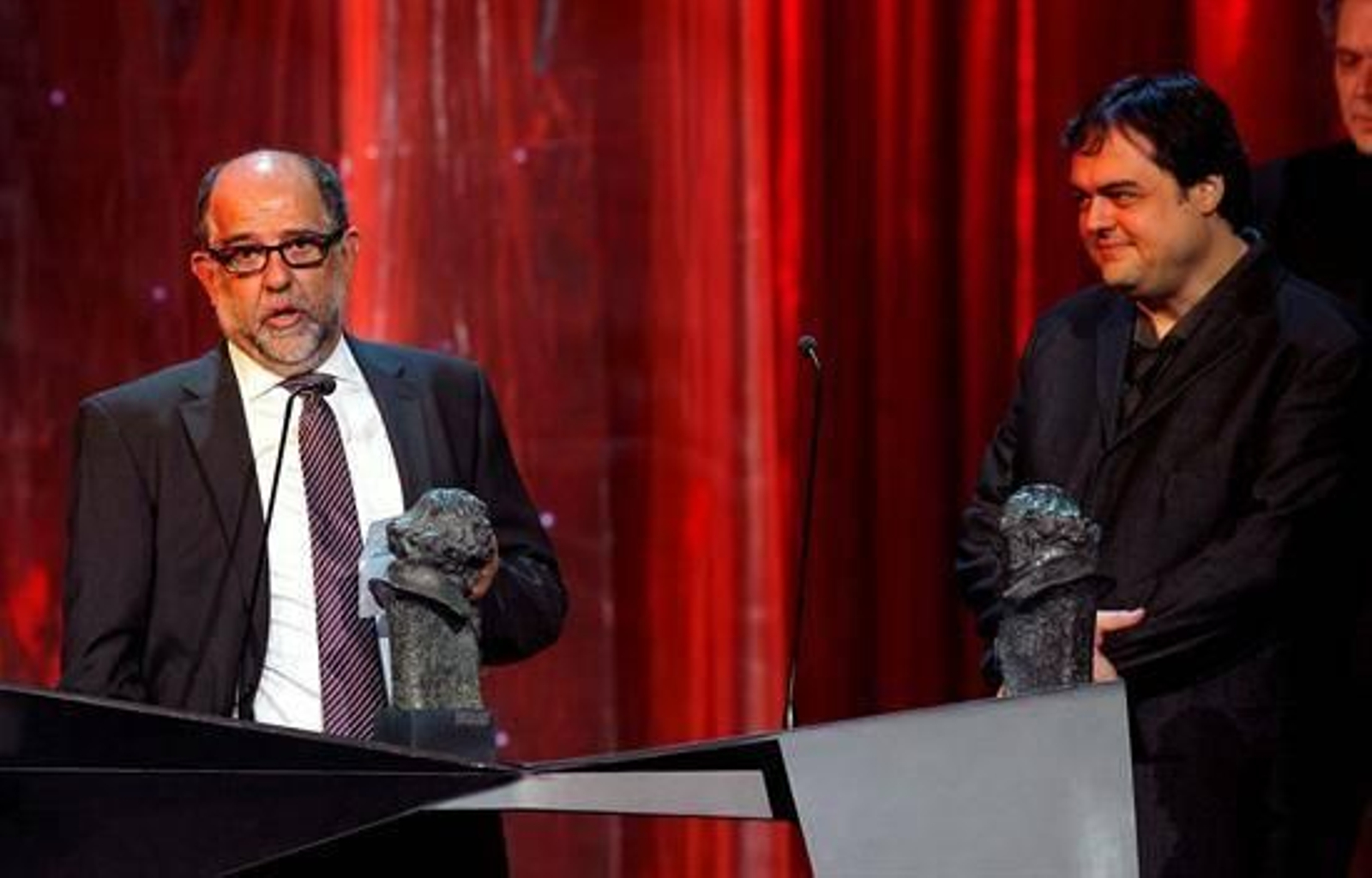 Reyes Abades y Ferrán Piquer posan con el Goya a los Mejores Efectos Especiales, por Balada triste de trompeta. Foto: EFE