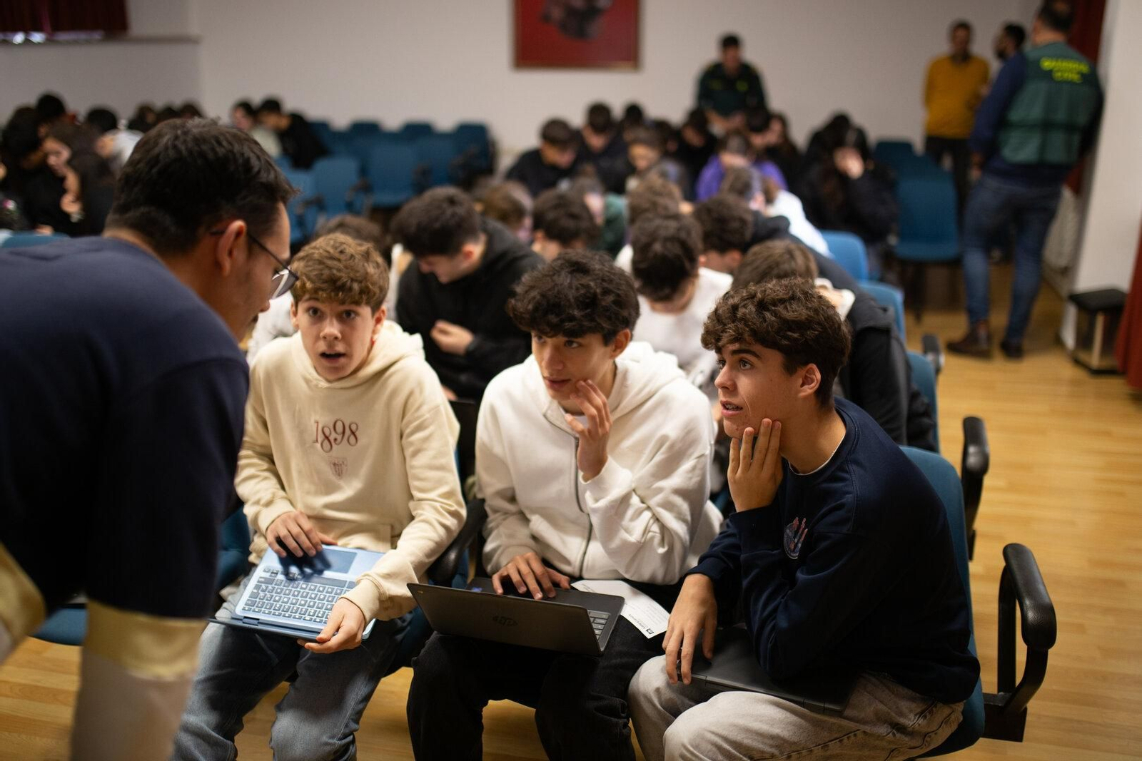 Estudiantes concentrados durante una actividad práctica.