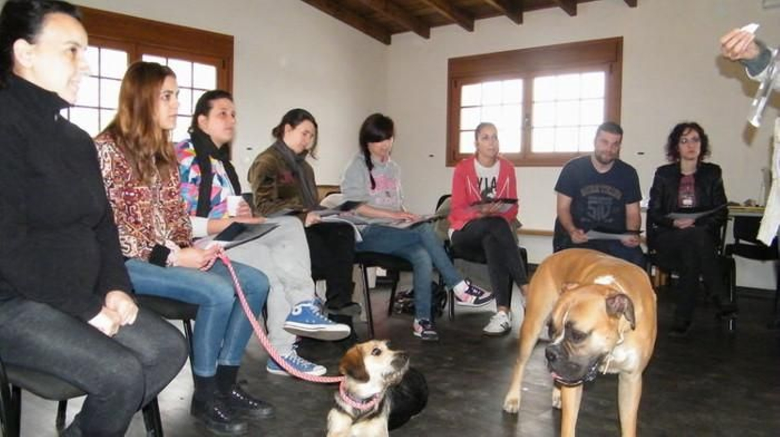 Amos y perros compartieron clase en la primera jornada del curso "Intervención educativa y terapéutica" (L.F)