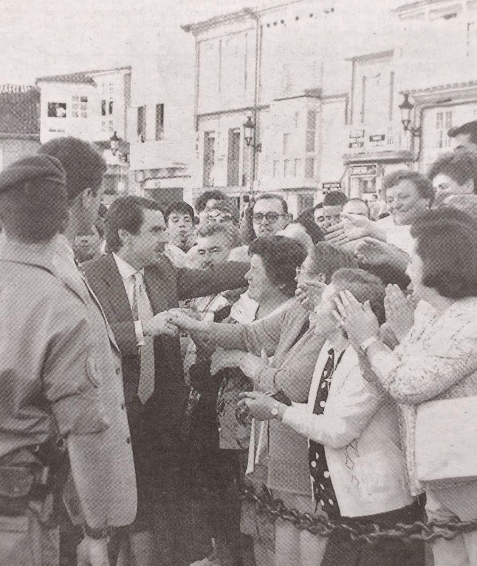 José María Aznar, saludando a los vecinos en Celanova.