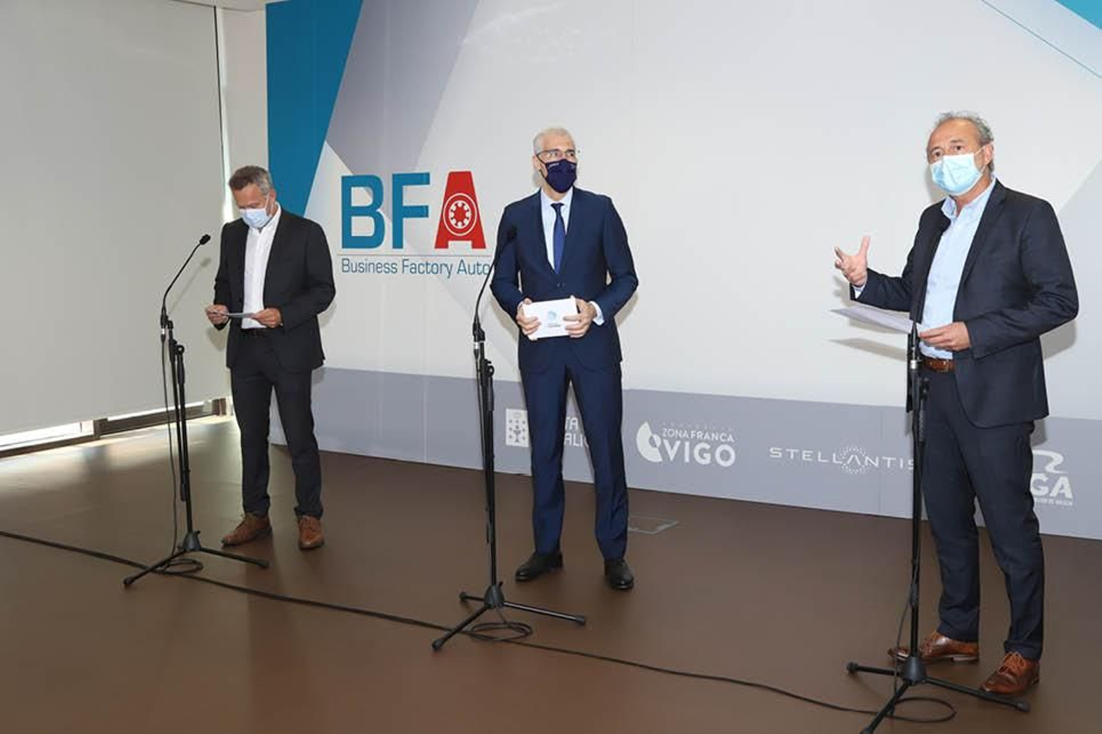 Ignacio Bueno, director de Stellantis Vigo; el conselleiro Francisco Conde y Roberto Cavallo, presidente de Ceaga.