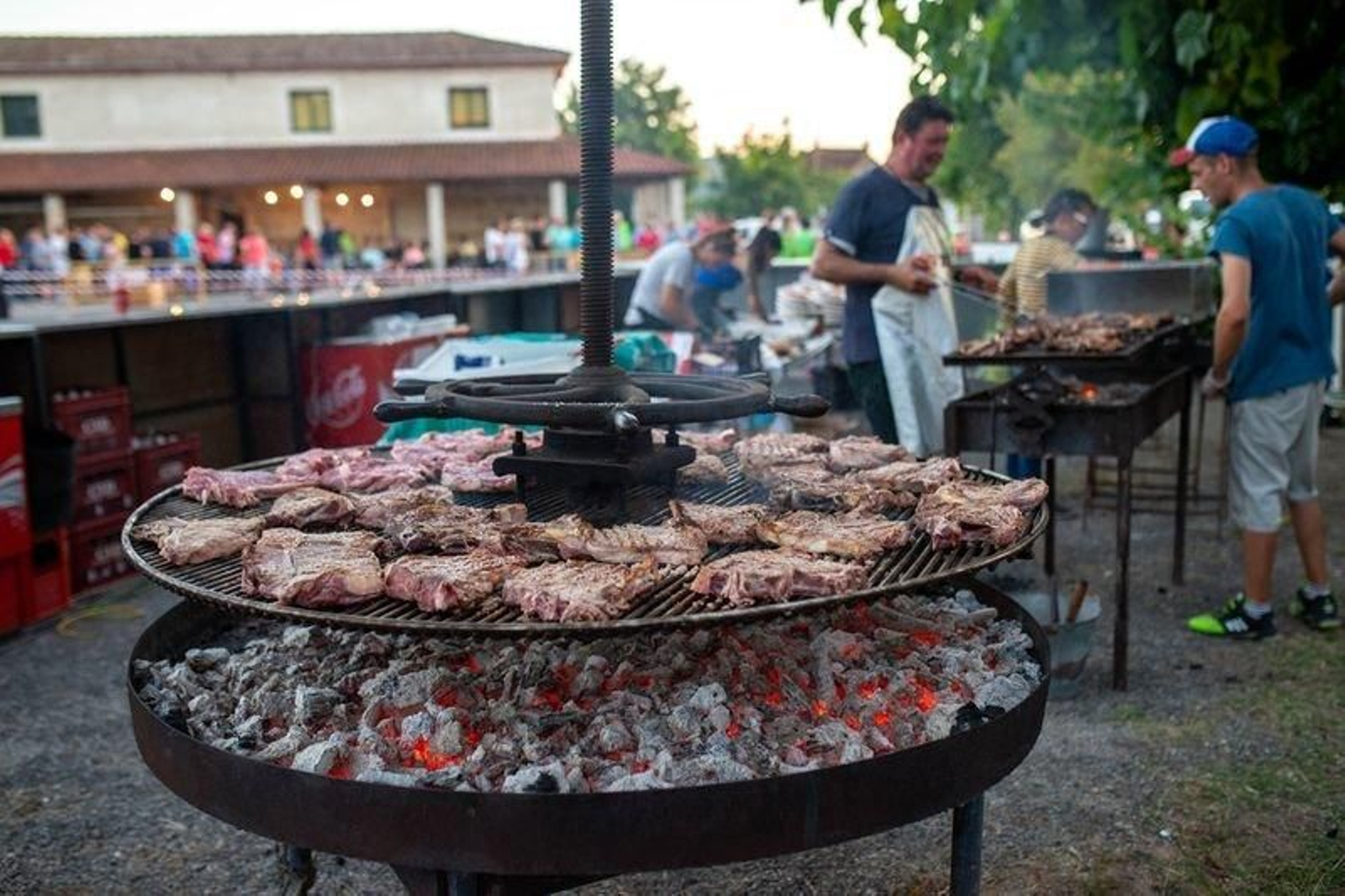 Espectacular imagen de los chuletones ofrecidos en la fiesta de Melias, en la tarde-noche de ayer. FOTO: ÓSCAR PINAL