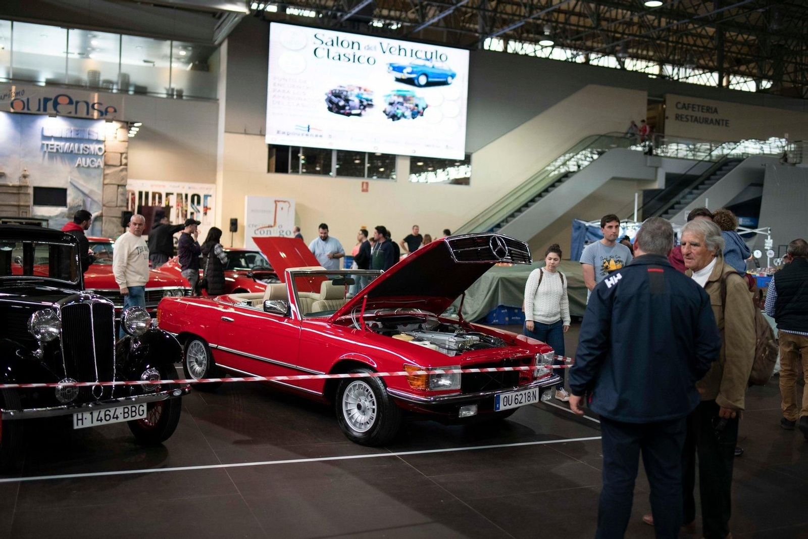 Foto de un Mercedes-benz 300 con el capó abierto.