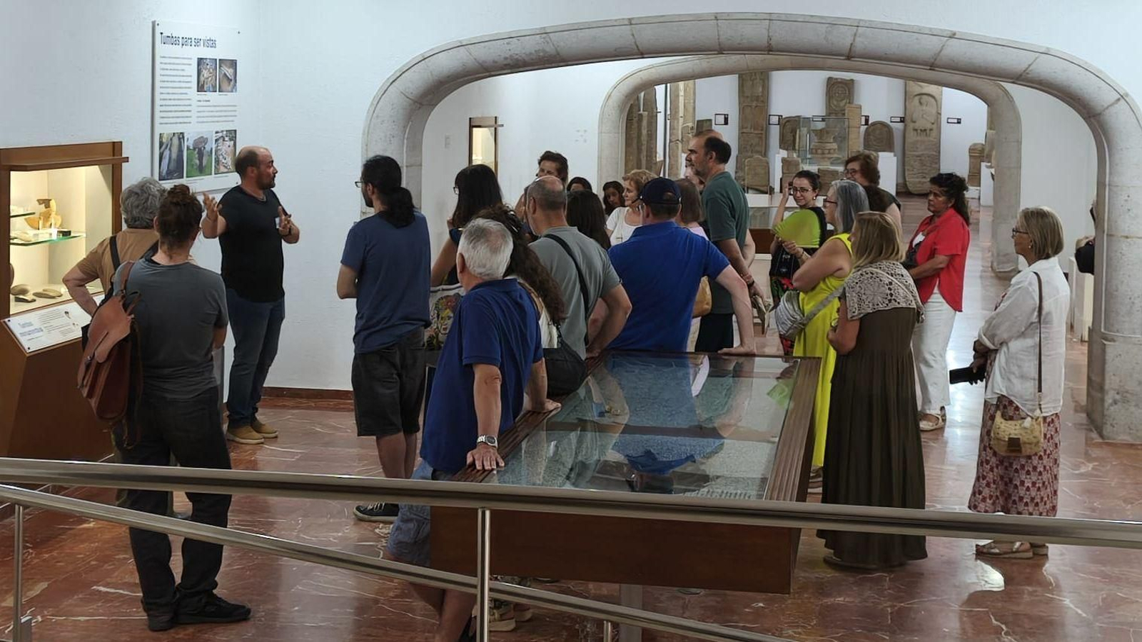 La sala de arqueología acogió ayer una visita guiada por sus fondos dentro de ‘Tardes no Museo’.