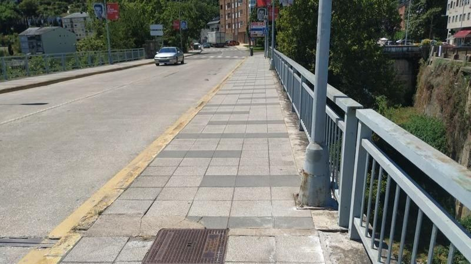 El desplazamiento de la barandilla es fácilmente apreciable desde la acera.