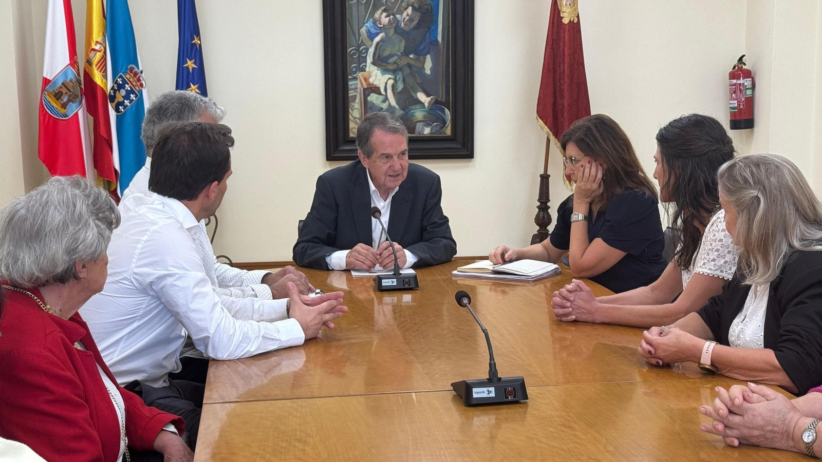 Abel Caballero y María José Caride, reunidos ayer con vecinos afectados por el PIA Santa Cristina de Lavadores.