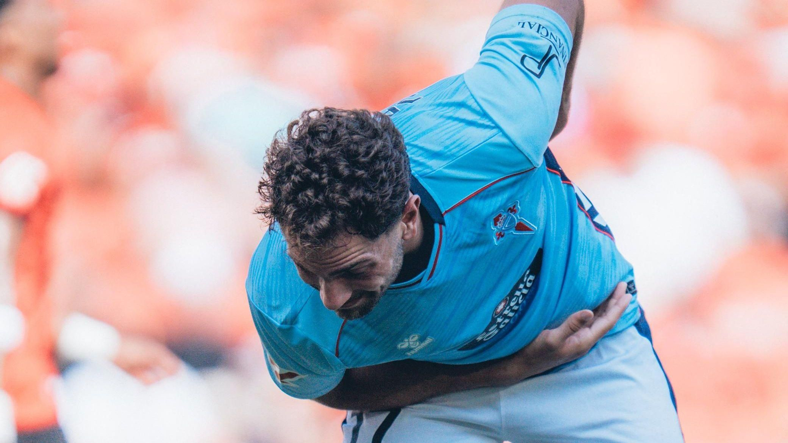 El carrilero costasoleño se saca el sombrero tras su gol en un partido especial para él y para Manu Fernández, que debutó en Primera División.