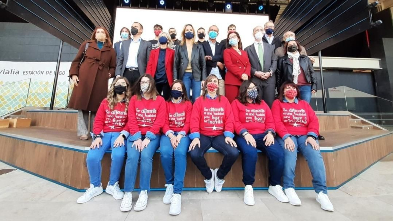 Participantes en el programa de formación del Juan María  en la presentación de la nueva tienda junto a autoridades.
