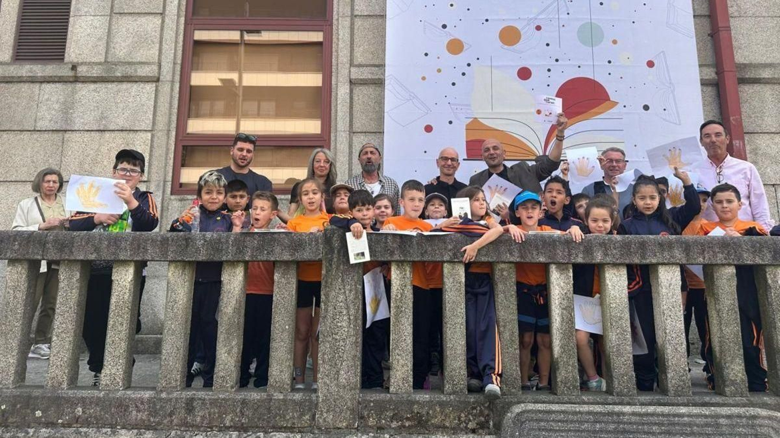 El alcalde con numeros niños y niñas lectores y  usuarios de la Biblioteca municipal do Porriño.