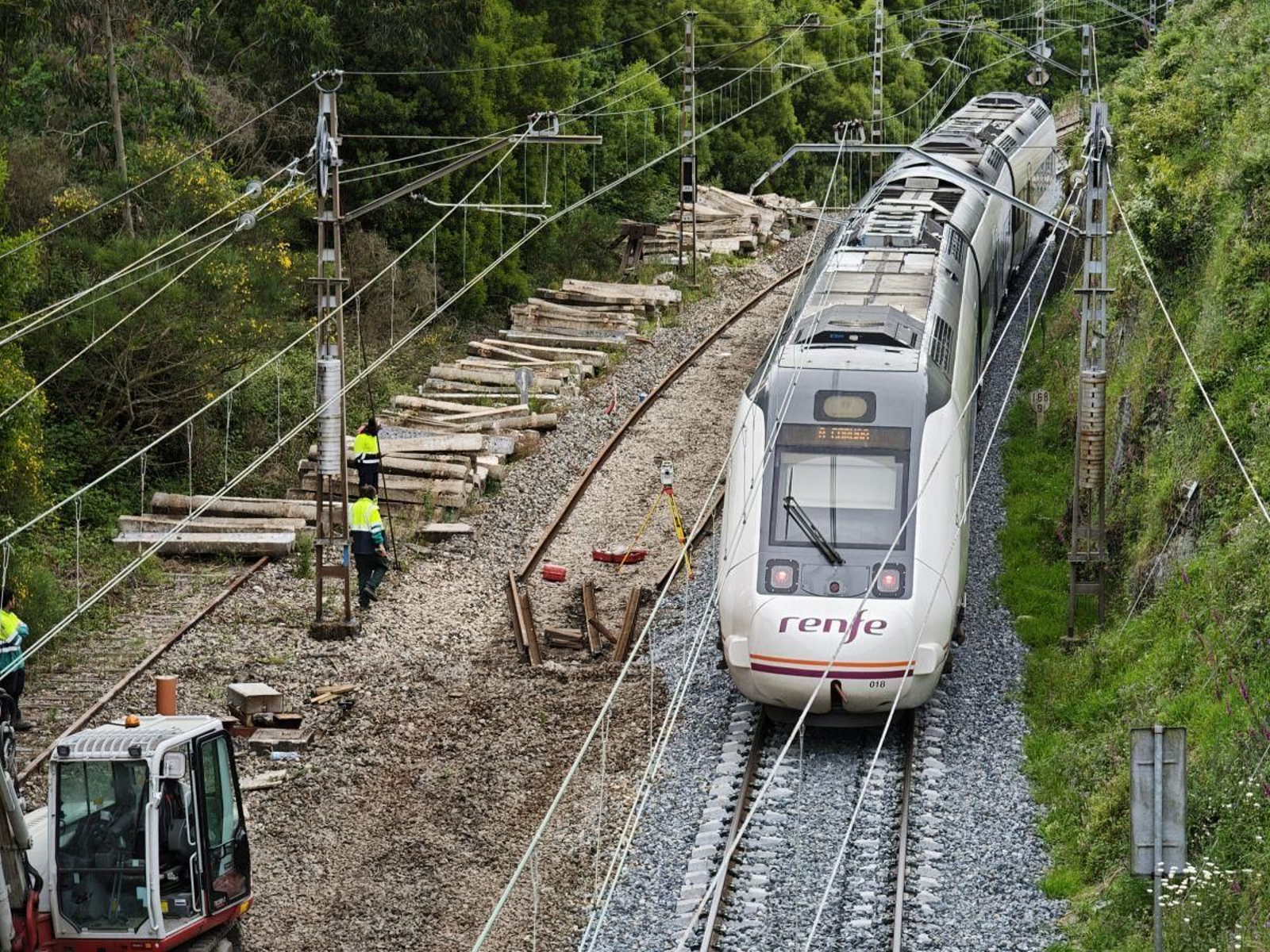 Los trenes Regionales ya circulan por Chapela y Rande. Un tramo que se mantuvo cortado hasta el pasado lunes por obras de modernización y que ya solo estará disponible para este tipo de convoy hacia Santiago y A Coruña