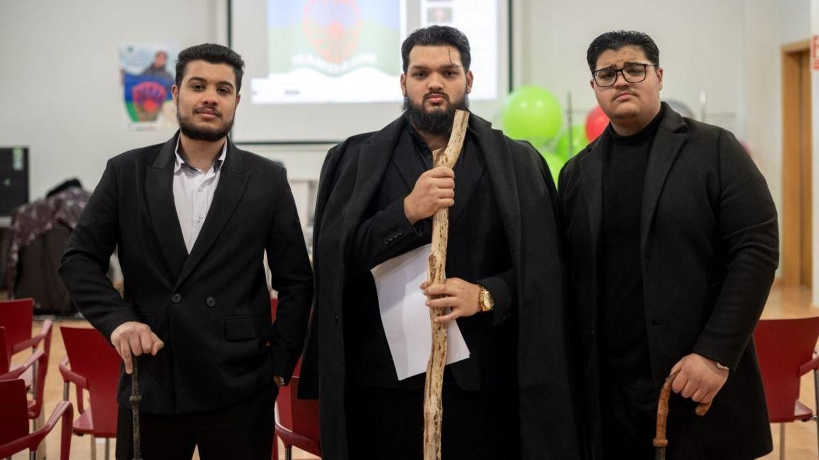 Asistentes al acto conmemorativo del Día del Pueblo Gitano.