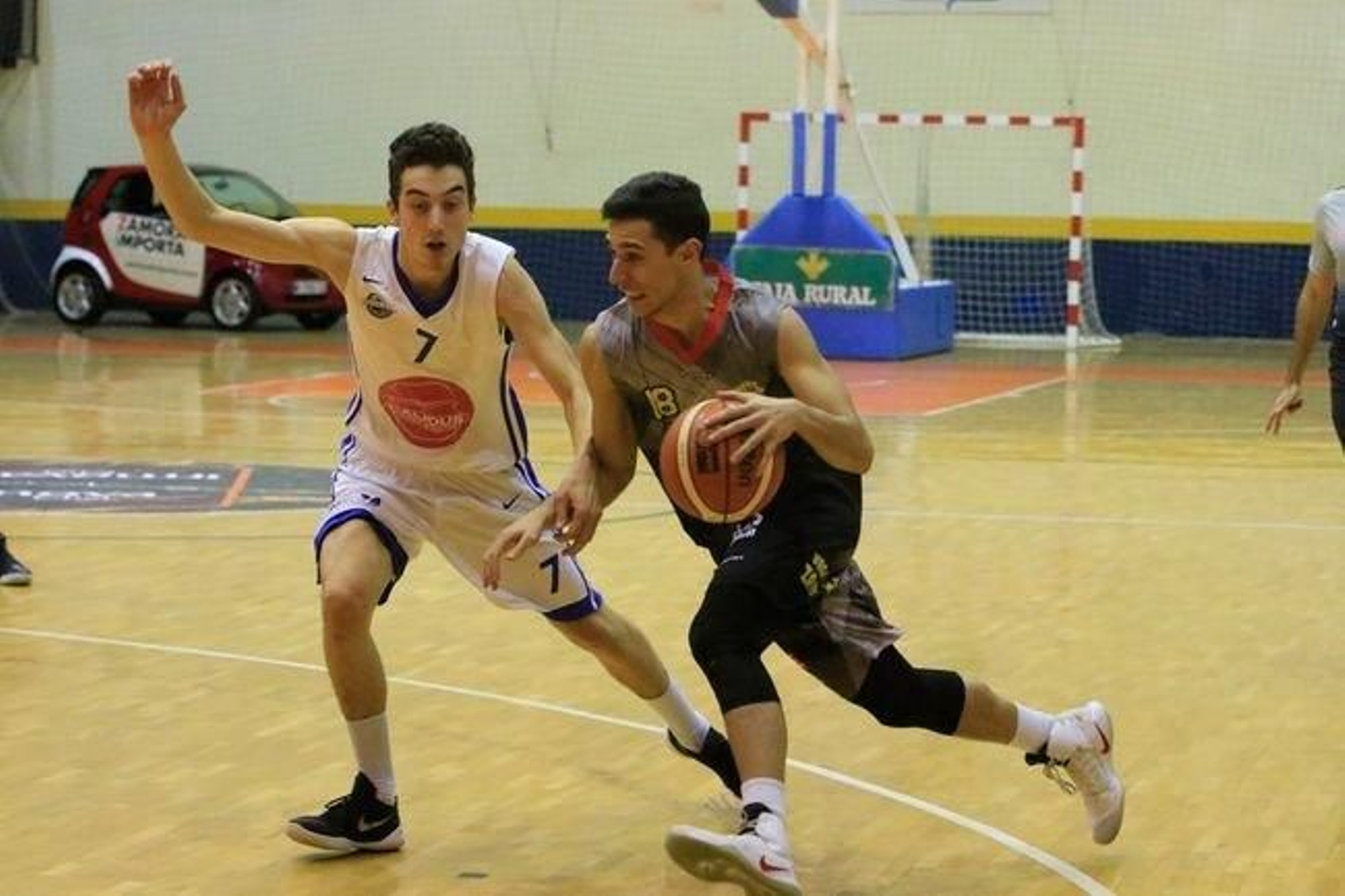 Dani Fernández Stefanutto defiende al exjugador del COB, el canario José Ángel Quintero.