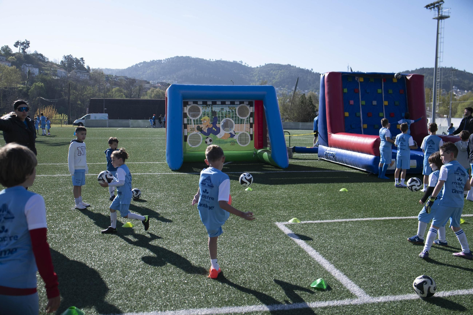 Galería |  El futbol base ourensano se divierte durante la Semana Santa
