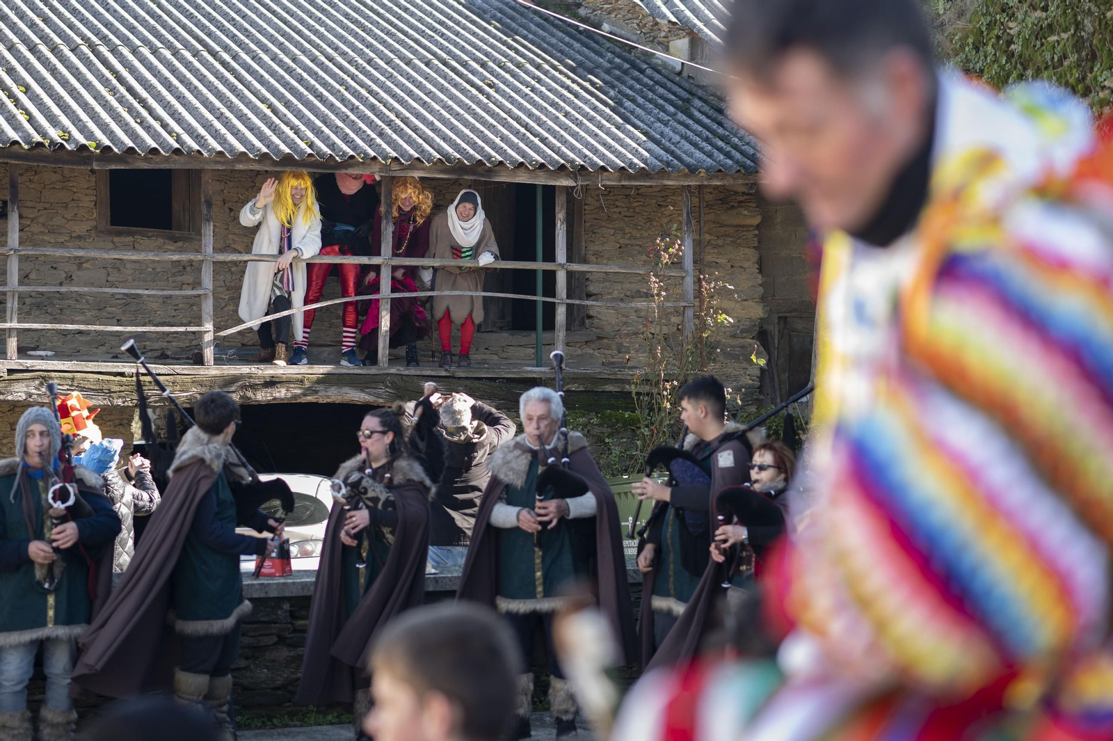 Galería | La música y el color de los Vellarróns en el Entroido de Riós