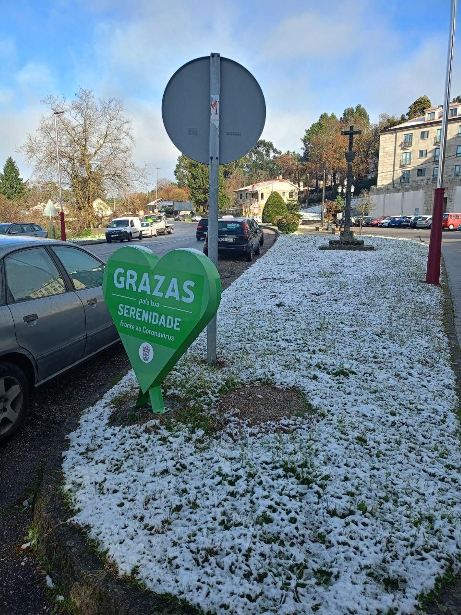 Galería | La nieve da la bienvenida al invierno en A Cañiza