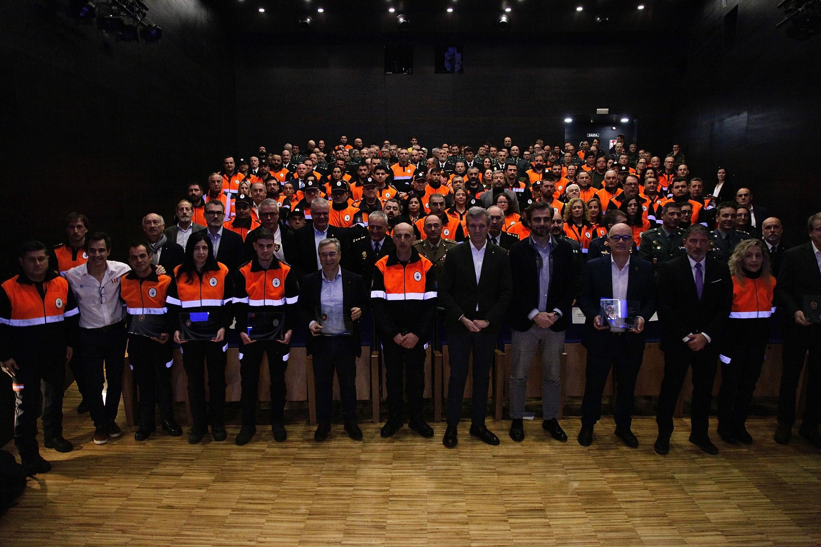La gran “marea laranxa”, junto al presidente de la Xunta, Alfonso Rueda, y otras instituciones.