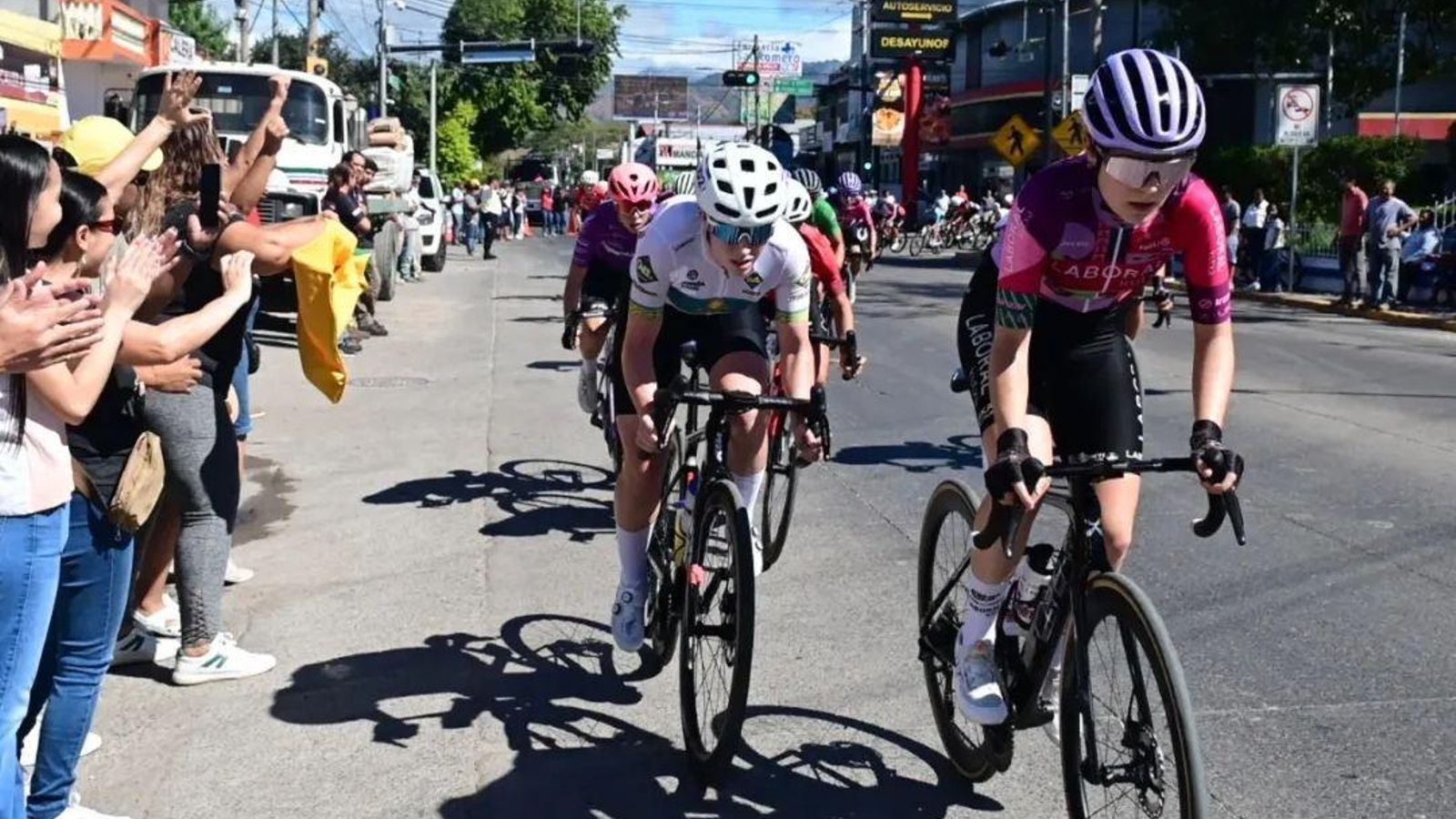 Sklyarova, de blanco, fue la mejor ciclista del equipo louriñés en la cita centroamericana.