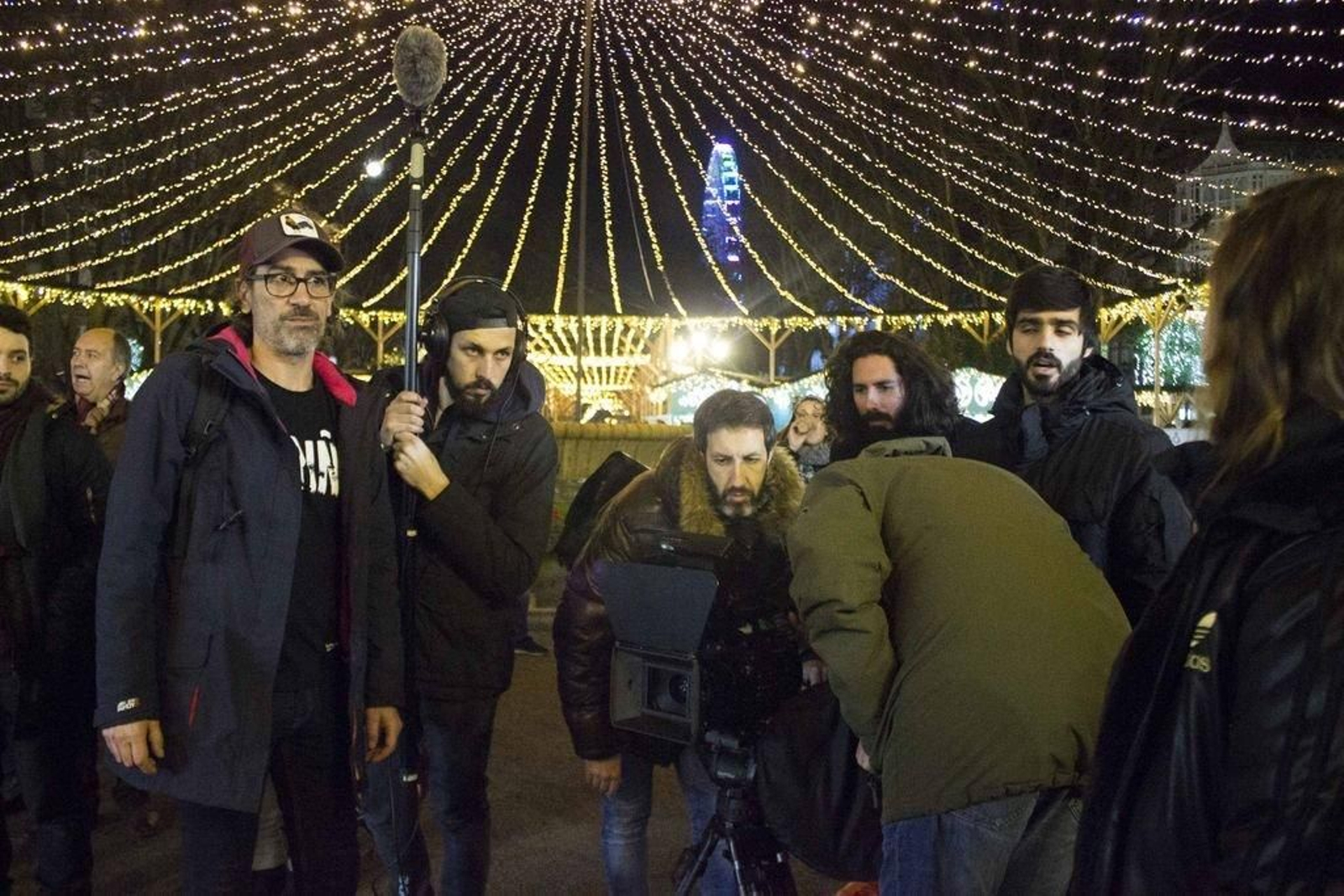 Rubén Riós y su equipo rodaron ayer en Praza de Compostela aprovechando la decoración.
