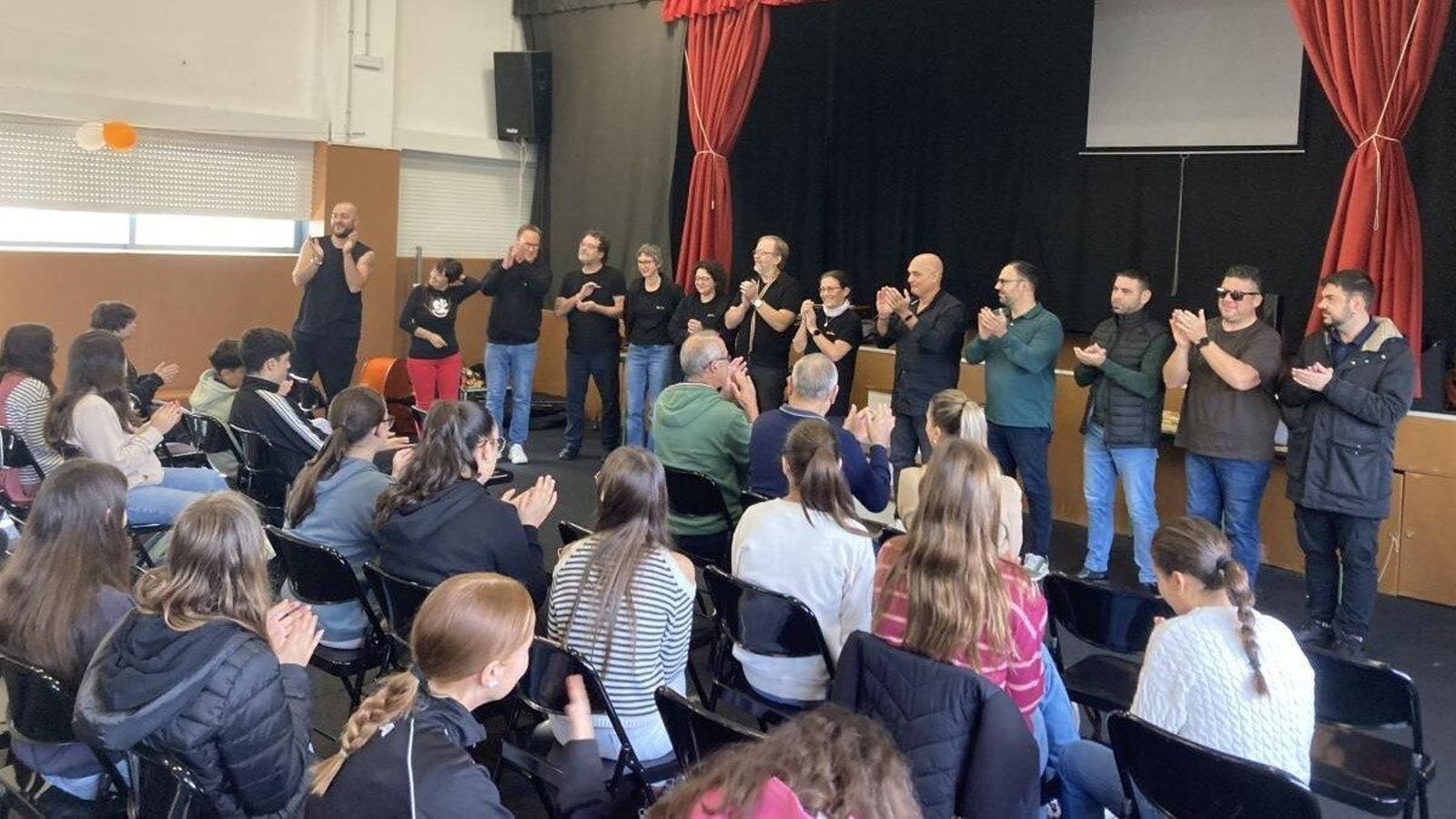 Imagen de la actuación de Sonus Insulae Sardinia y Danzbar de Suabia en el IES Proval.