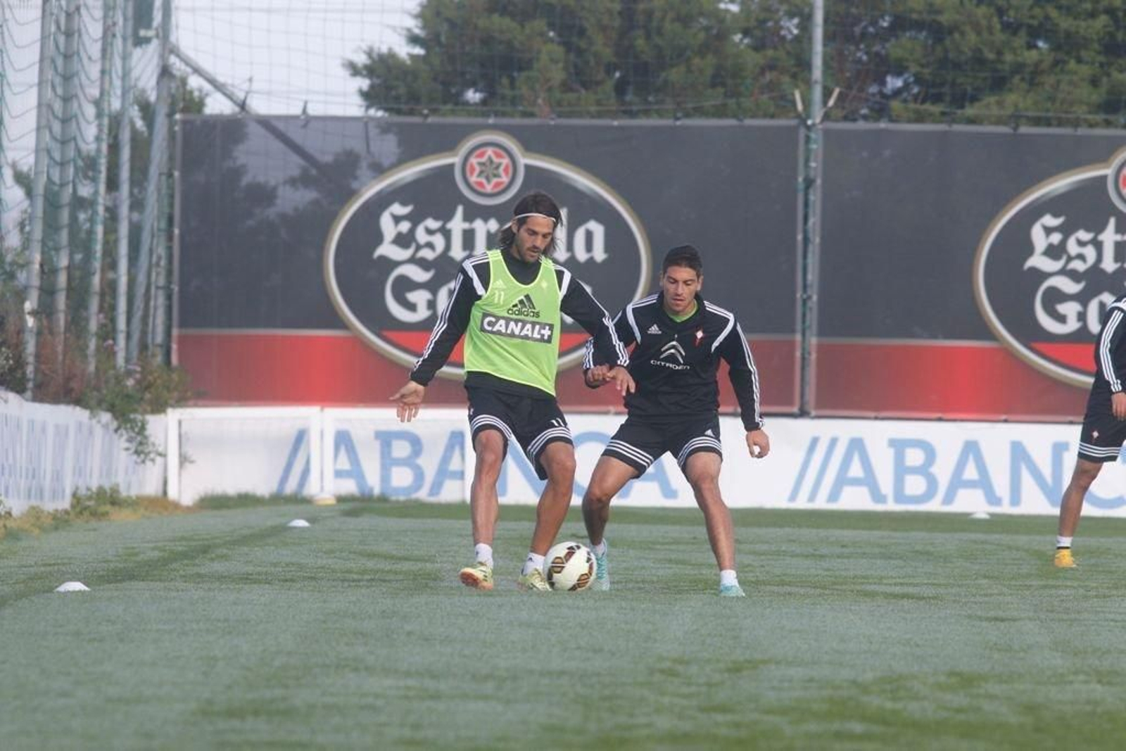 Borja Fernández presiona a Larrivey durante el entrenamiento de ayer.