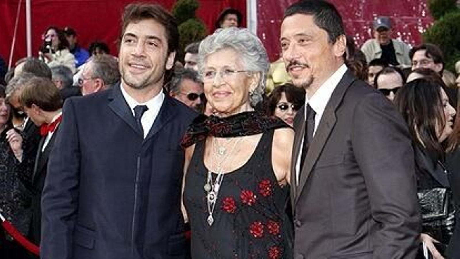 Pilar Bardem con dos de sus hijos: Javier y Carlos.