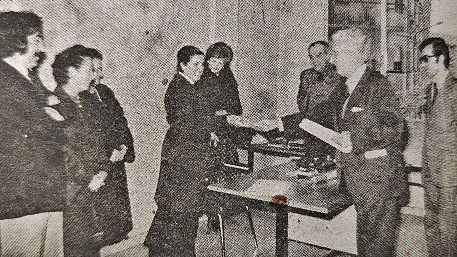 Entrega de premio a la estanquera Juana Francisco Fraga.