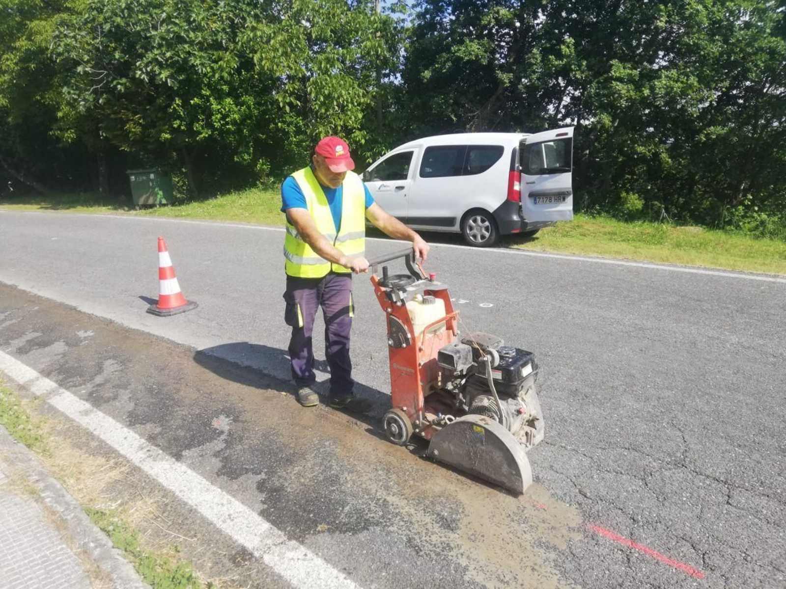 Un operario en la carretera.