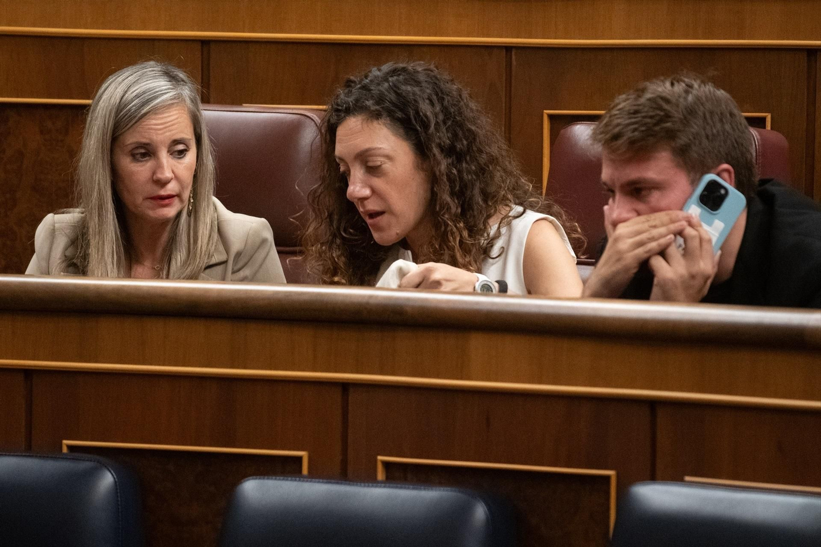 La portavoz de Sumar en el Congreso, Verónica Martínez Barbero (i) y la portavoz adjunta de Sumar en el Congreso y miembro de Comuns, Aina Vidal (c), durante una sesión plenaria en el Congreso de los Diputados