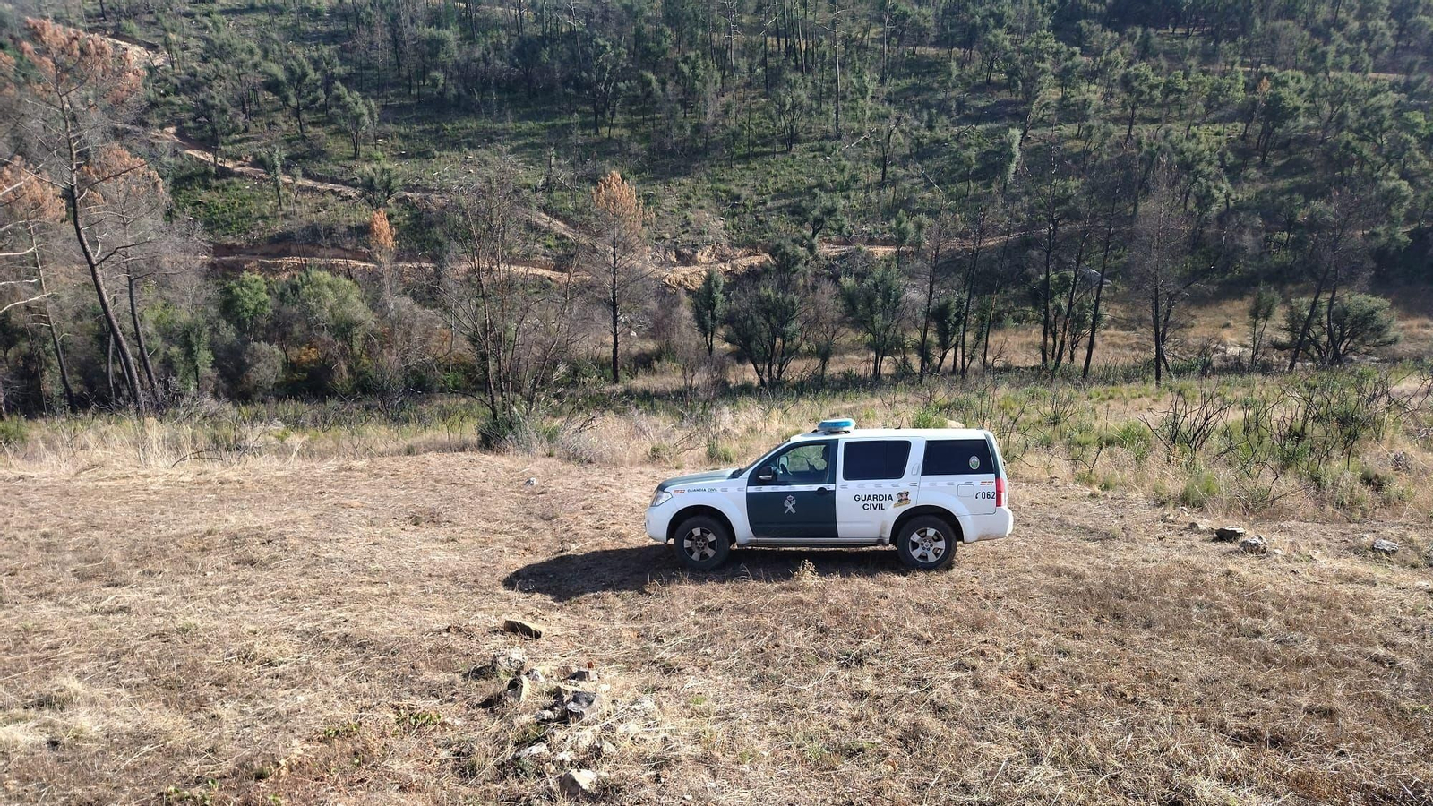Un coche de la Guardia Civil en el lugar del accidente.