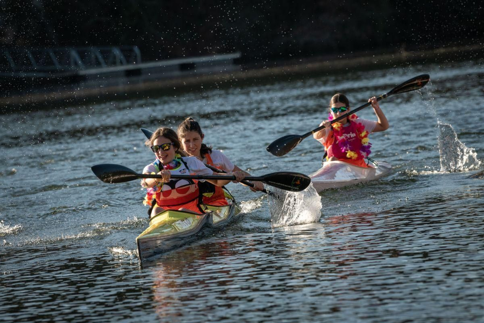 Tres de las jóvenes palistas del club ourensano, en acción.