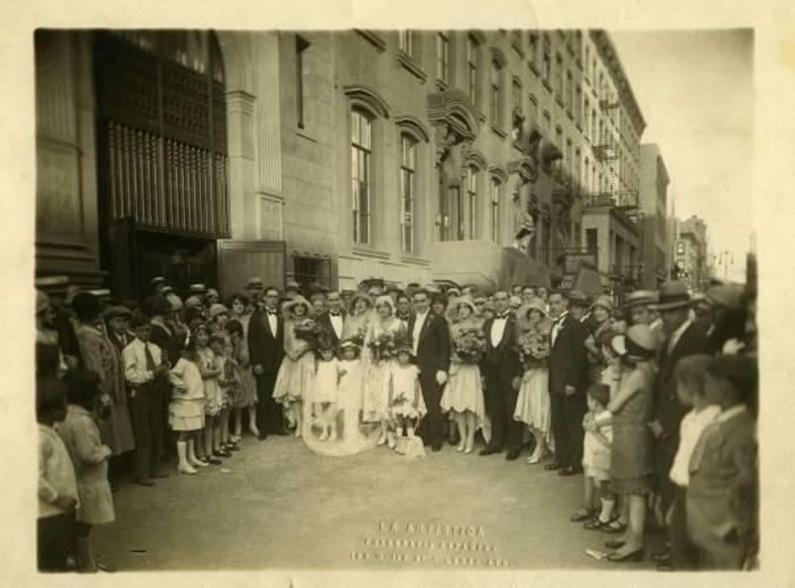 Un matrimonio español en la 'Guadalupana', iglesia para la colonia española en la denominada 'Little Spain', en 1928.