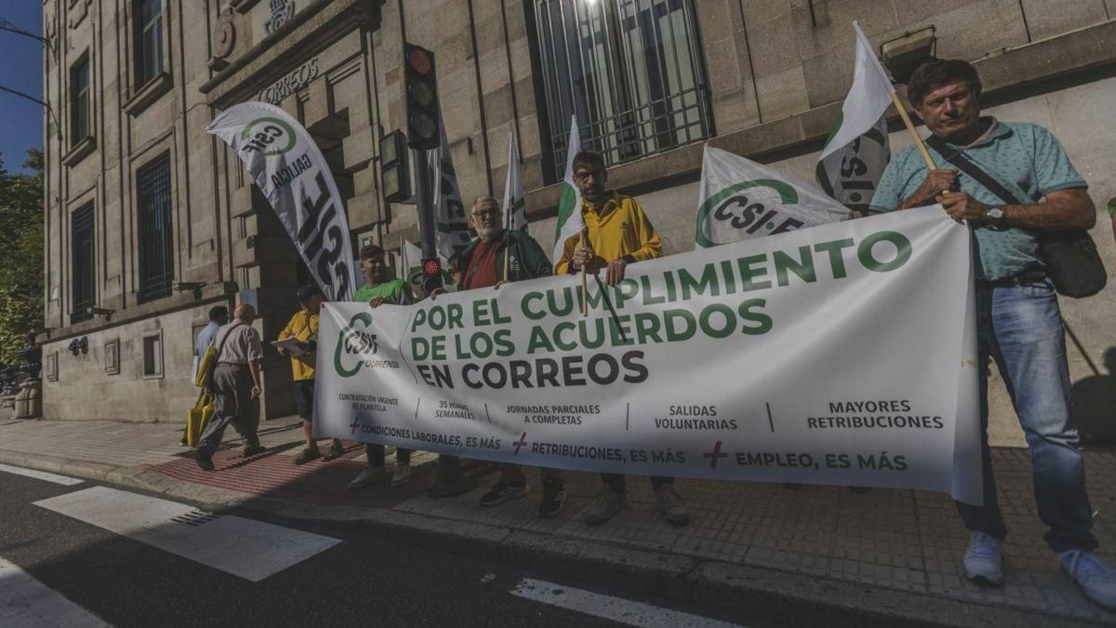 Protesta ante las puertas de Correos, ayer.