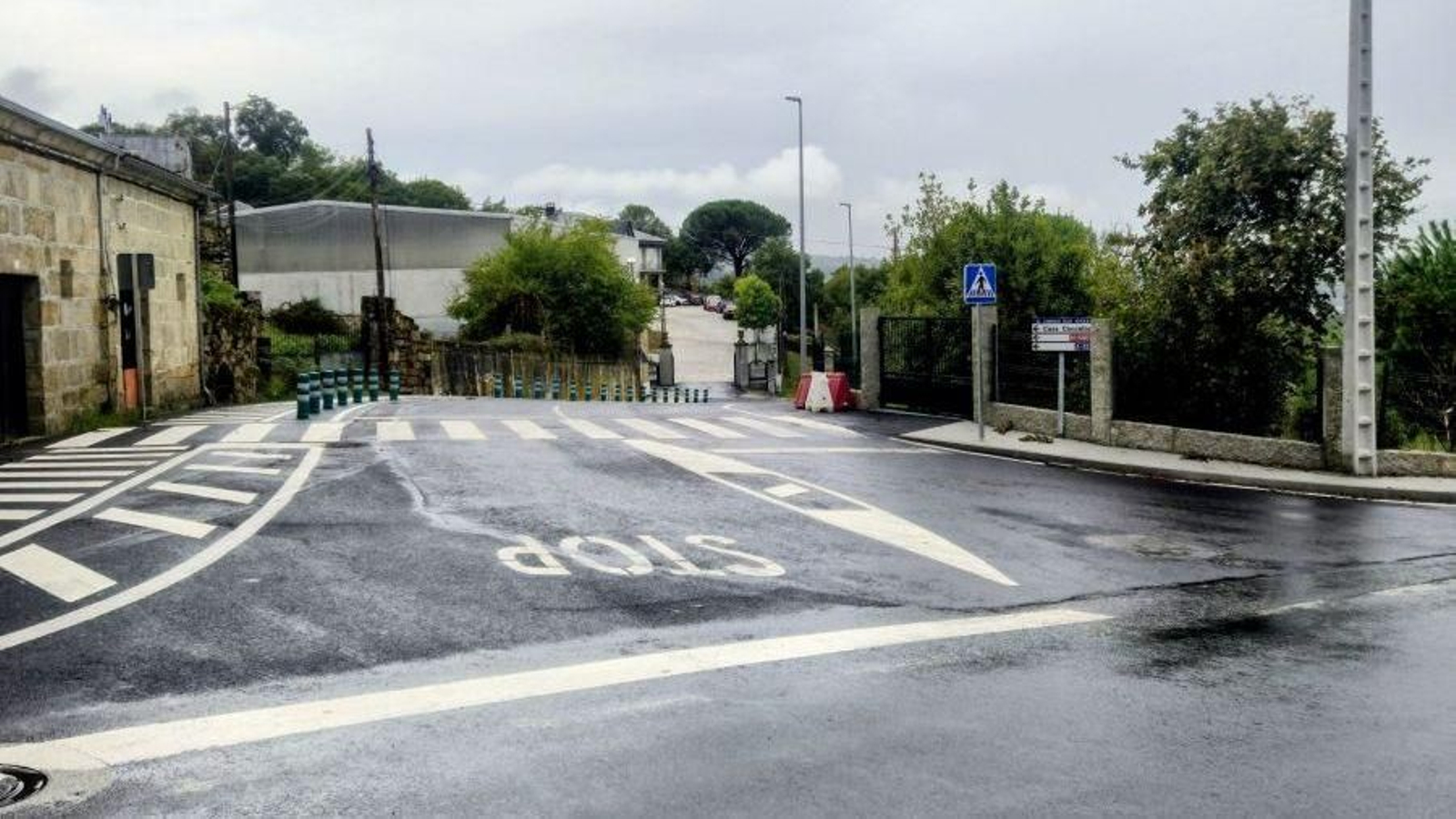 Una de las obras de mejora con nuevo asfaltado en los accesos al concello.