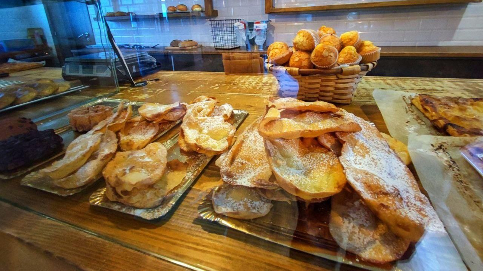 Orejas de carnaval, en el mostrador de una pastelería de Vigo.